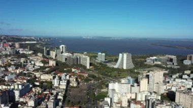 Porto Alegre Brezilya şehir merkezi. Rio Grande do Sul Eyaleti. Şehrin turizm simgesi olan şehir manzarası. Tarihi merkez.