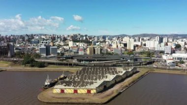 Porto Alegre Brezilya. Brezilya 'nın ufuk çizgisi. Rio Grande do Sul Brezilya 'nın Porto Alegre şehrindeki binalar.