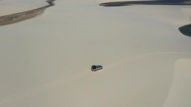 Kum tepeleri dağları ve yağmur suyu gölleri kuzeydoğu Brezilya cennetinde. Dünya seyahati yerleri. Tropik bir manzara. Lencois Maranhens Maranhao Brezilya.