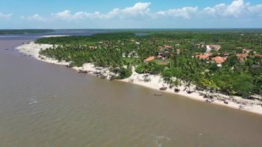 Kum tepeleri dağları ve yağmur suyu gölleri kuzeydoğu Brezilya cennetinde. Dünya seyahati yerleri. Tropik bir manzara. Lencois Maranhens Maranhao Brezilya.