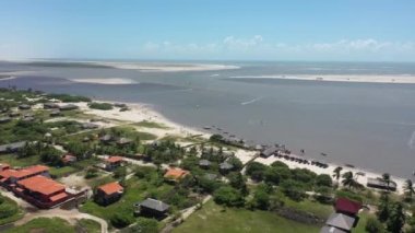 Lencois Maranhthe Brazil 'in panoramik manzarası. Manzaralı kum tepeleri ve turkuaz yağmur suyu gölleri. Dünya seyahati yerleri. Tropikal manzara.