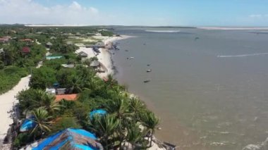 Lencois Maranhthe Brazil 'in panoramik manzarası. Manzaralı kum tepeleri ve turkuaz yağmur suyu gölleri. Dünya seyahati yerleri. Tropikal manzara.