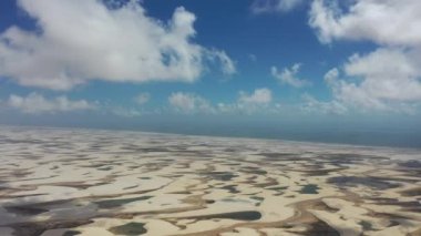 Brezilya 'nın yağmur suyu gölleri ve kum tepelerinin havadan görünüşü. Lencois Maranhens Maranhao. Uluslararası seyahat yerleri.