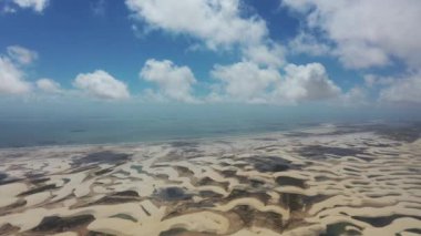 Lencois Maranhthe Brazil 'in panoramik manzarası. Manzaralı kum tepeleri ve turkuaz yağmur suyu gölleri. Dünya seyahati yerleri. Tropikal manzara.