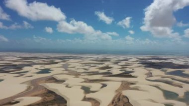 Brezilya 'nın yağmur suyu gölleri ve kum tepelerinin havadan görünüşü. Lencois Maranhens Maranhao. Uluslararası seyahat yerleri.