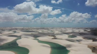 Brezilya 'nın yağmur suyu gölleri ve kum tepelerinin havadan görünüşü. Lencois Maranhens Maranhao. Uluslararası seyahat yerleri.