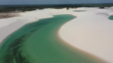 Kum tepeleri dağları ve yağmur suyu gölleri kuzeydoğu Brezilya cennetinde. Dünya seyahati yerleri. Tropik bir manzara. Lencois Maranhens Maranhao Brezilya.