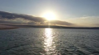 Lencois Maranhthe Brazil 'in panoramik günbatımı manzarası. Manzaralı kum tepeleri ve turkuaz yağmur suyu gölleri. Dünya seyahati yerleri. Tropikal manzara.
