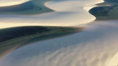 Lencois Maranhthe Brazil 'in panoramik günbatımı manzarası. Manzaralı kum tepeleri ve turkuaz yağmur suyu gölleri. Dünya seyahati yerleri. Tropikal manzara.