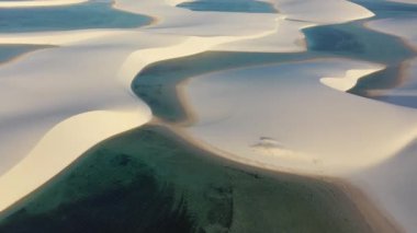 Lencois Maranhthe Brazil 'in panoramik manzarası. Manzaralı kum tepeleri ve turkuaz yağmur suyu gölleri. Dünya seyahati yerleri. Tropikal manzara.
