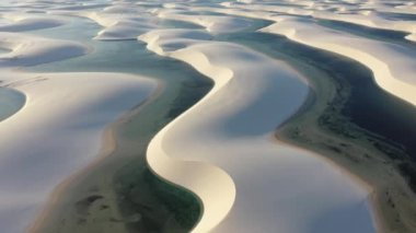 Lencois Maranhthe Brazil 'in panoramik günbatımı manzarası. Manzaralı kum tepeleri ve turkuaz yağmur suyu gölleri. Dünya seyahati yerleri. Tropikal manzara.