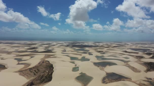 Sanddünen Berge Und Lagunen Mit Regenwasser Nordosten Brasiliens Reiseziele Aller — Stockvideo