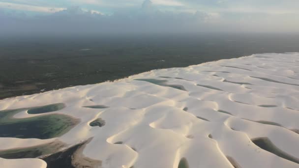 Luftaufnahme Von Brasiliens Wahrzeichen Regenwasserseen Und Sanddünen Lencois Maranhenses Maranhao — Stockvideo