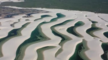 Lencois Maranhthe Brazil 'in panoramik manzarası. Manzaralı kum tepeleri ve turkuaz yağmur suyu gölleri. Dünya seyahati yerleri. Tropikal manzara.