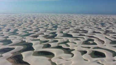 Brezilya 'nın yağmur suyu gölleri ve kum tepelerinin havadan görünüşü. Lencois Maranhens Maranhao. Uluslararası seyahat yerleri.