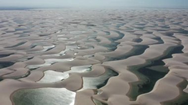 Lencois Maranhthe Brazil 'in panoramik manzarası. Manzaralı kum tepeleri ve turkuaz yağmur suyu gölleri. Dünya seyahati yerleri. Tropikal manzara.