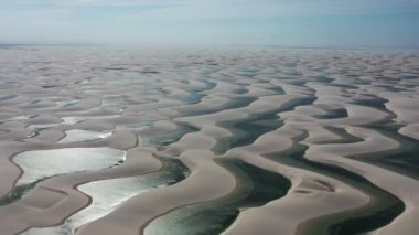 Lencois Maranhthe Brazil 'in panoramik günbatımı manzarası. Manzaralı kum tepeleri ve turkuaz yağmur suyu gölleri. Dünya seyahati yerleri. Tropikal manzara.