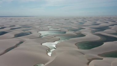 Lencois Maranhthe Brazil 'in panoramik günbatımı manzarası. Manzaralı kum tepeleri ve turkuaz yağmur suyu gölleri. Dünya seyahati yerleri. Tropikal manzara.