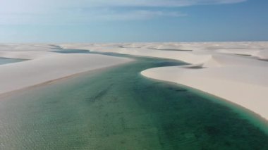 Lencois Maranhthe Brazil 'in panoramik manzarası. Manzaralı kum tepeleri ve turkuaz yağmur suyu gölleri. Dünya seyahati yerleri. Tropikal manzara.