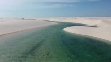 Lencois Maranhthe Brazil 'in panoramik manzarası. Manzaralı kum tepeleri ve turkuaz yağmur suyu gölleri. Dünya seyahati yerleri. Tropikal manzara.