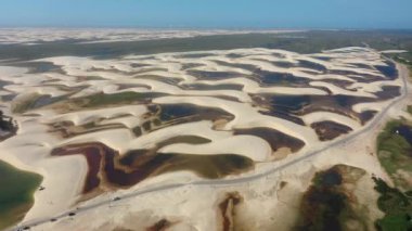 Lencois Maranhthe Brazil 'in panoramik manzarası. Manzaralı kum tepeleri ve turkuaz yağmur suyu gölleri. Dünya seyahati yerleri. Tropikal manzara.