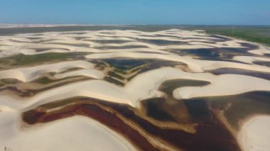 Brezilya 'nın yağmur suyu gölleri ve kum tepelerinin havadan görünüşü. Lencois Maranhens Maranhao. Uluslararası seyahat yerleri.