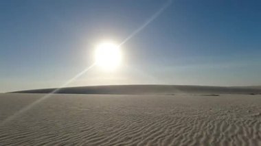 Lencois Maranhthe Brazil 'in panoramik günbatımı manzarası. Manzaralı kum tepeleri ve turkuaz yağmur suyu gölleri. Dünya seyahati yerleri. Tropikal manzara.