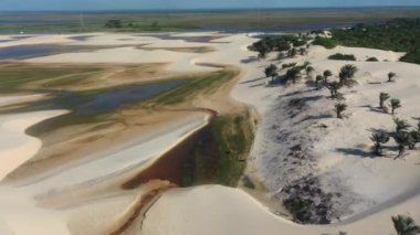 Lencois Maranhthe Brazil 'in panoramik manzarası. Manzaralı kum tepeleri ve turkuaz yağmur suyu gölleri. Dünya seyahati yerleri. Tropikal manzara.