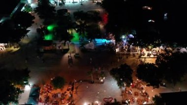 Brezilya 'nın tarihi şehir simgesi olan yağmur suyu gölleri ve kum tepelerinin gece hava manzarası. Jericoacoara Ceara. Uluslararası seyahat yerleri.