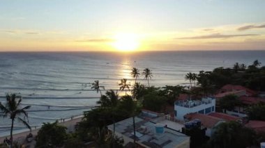 Jericoacoara Brezilya. Tatil gezisi için günbatımı tropikal manzarası. Kuzeydoğu Brezilya. Uluslararası seyahat yerleri.