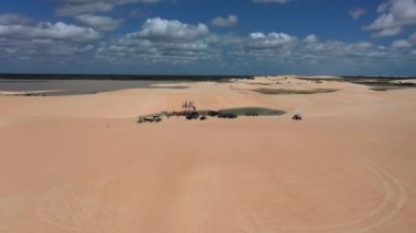 Jericoacoara Ceara Brezilya 'nın panoramik manzarası. Manzaralı kum tepeleri ve turkuaz yağmur suyu gölleri. Dünya seyahati yerleri. Tropikal manzara.