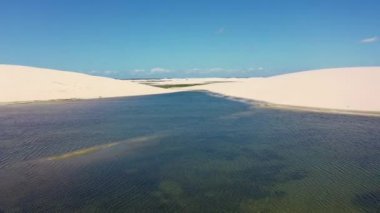 Jericoacoara Ceara Brezilya. Kum tepeleri dağları ve yağmur suyu gölleri kuzeydoğu Brezilya cennetinde. Dünya seyahati yerleri. Tropikal manzara.