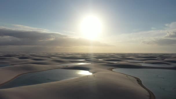 レニス マランホー ブラジルのパノラマの夕日の風景 風光明媚な砂丘やターコイズブルーの雨水湖 世界旅行先 熱帯の風景 — ストック動画