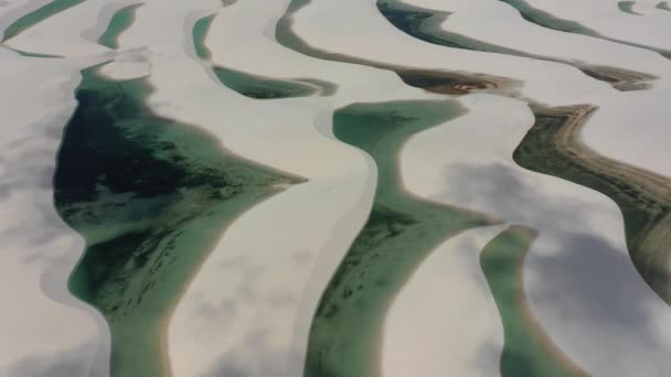 在巴西东北部的天堂 沙丘覆盖着高山 雨水冲刷着泻湖 世界旅游目的地 热带风景 Lencois Maranhenses Maranhao巴西 — 图库视频影像