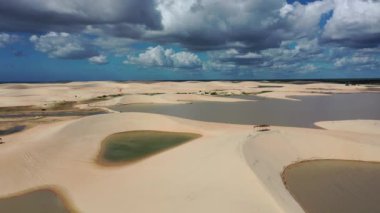 Jericoacoara Ceara Brezilya. Kum tepeleri dağları ve yağmur suyu gölleri kuzeydoğu Brezilya cennetinde. Dünya seyahati yerleri. Tropikal manzara.