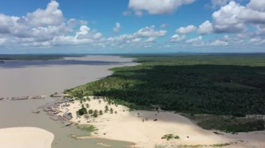 Brezilya 'nın yağmur suyu gölleri ve kum tepelerinin havadan görünüşü. Jericoacoara Ceara. Uluslararası seyahat yerleri.