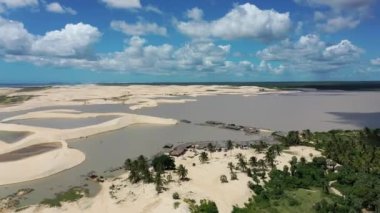 Jericoacoara Ceara Brezilya. Kum tepeleri dağları ve yağmur suyu gölleri kuzeydoğu Brezilya cennetinde. Dünya seyahati yerleri. Tropikal manzara.