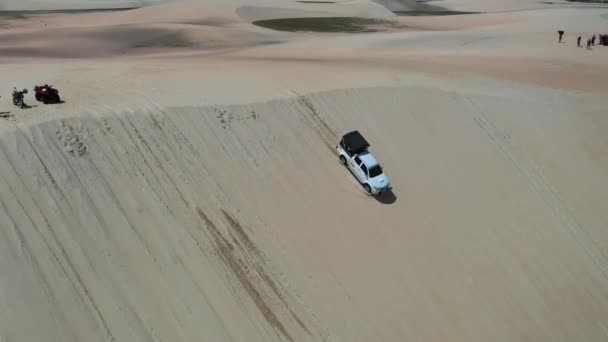 Flygfoto Över Brasilianska Landmärke Regnvatten Sjöar Och Sanddyner Jericoacoara Ceara — Stockvideo