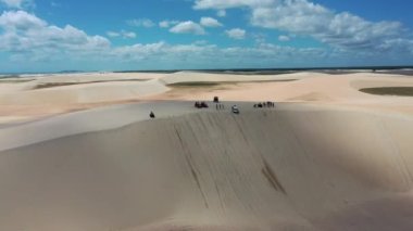 Jericoacoara Ceara Brezilya. Kum tepeleri dağları ve yağmur suyu gölleri kuzeydoğu Brezilya cennetinde. Dünya seyahati yerleri. Tropikal manzara.