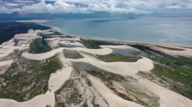 Jericoacoara Ceara Brezilya. Kum tepeleri dağları ve yağmur suyu gölleri kuzeydoğu Brezilya cennetinde. Dünya seyahati yerleri. Tropikal manzara.