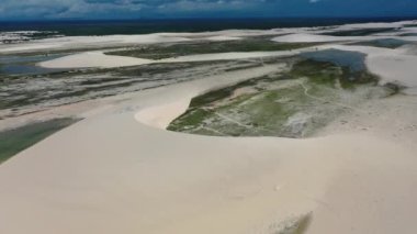 Jericoacoara Ceara Brezilya 'nın panoramik manzarası. Manzaralı kum tepeleri ve turkuaz yağmur suyu gölleri. Dünya seyahati yerleri. Tropikal manzara.