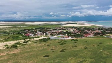 Brezilya 'nın yağmur suyu gölleri ve kum tepelerinin havadan görünüşü. Jericoacoara Ceara. Uluslararası seyahat yerleri.