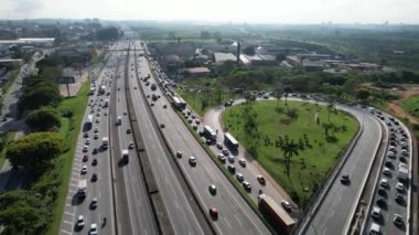 Cable, Guarulhos Sao Paulo Brezilya 'da köprü olarak kaldı. Guarulhos şehir merkezi, Dutra karayolu köprüsü..