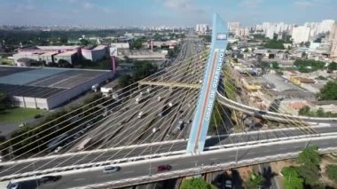Cable, Guarulhos Sao Paulo Brezilya 'da köprü olarak kaldı. Guarulhos şehir merkezi, Dutra karayolu köprüsü..