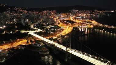 Gece seyahatleri. Tropik bir manzara. Santa Catarina 'daki plaj simgesi. Uluslararası seyahat noktaları.