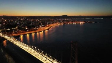 Santa Catarina Brezilya 'nın Florianopolis şehrinin gece manzarası. Tropikal ada. Uluslararası seyahat yerleri.