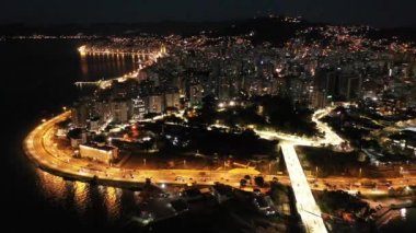 Santa Catarina Brezilya 'daki Florianopolis adasının gece manzarası. Tropikal ada. Uluslararası seyahat yerleri.