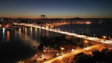Santa Catarina Brezilya 'nın Florianopolis şehrinin gece manzarası. Tropikal ada. Uluslararası seyahat yerleri.