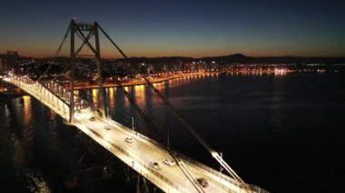 Gece seyahatleri. Tropik bir manzara. Santa Catarina 'daki plaj simgesi. Uluslararası seyahat noktaları.