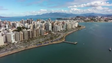 Santa Catarina Brezilya 'daki Florianopolis adasının tropik plaj manzarası. Tropikal ada. Uluslararası seyahat yerleri.